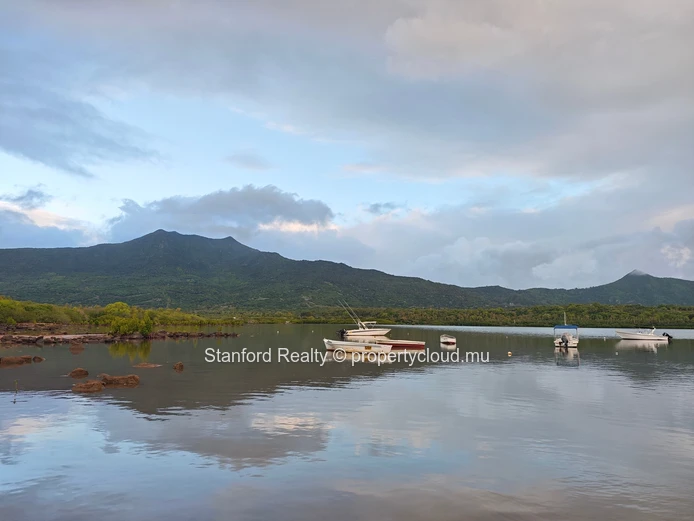 Beachfront Residence with Lagoon Access – 3 Bedrooms, Rivière Noire, West Coast