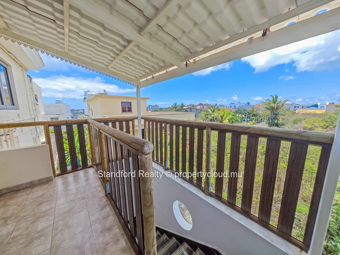 Cosy Mountain-View Apartment with Modern Kitchen & Furnished Terrace – Mont Choisy