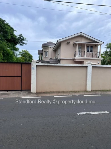 Villa for Sale – 6 Bedrooms, Tombeau Bay, North