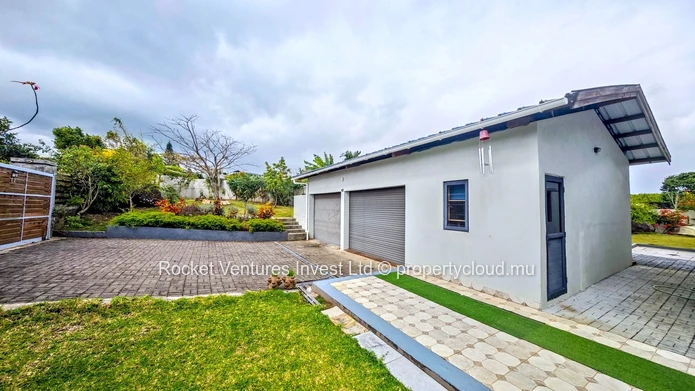 SALE - Prestigious 3-Bedroom Villa with Pool in Mont Piton Estate