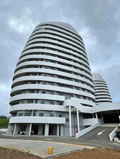Spacious 3-Bedroom Sky Garden Apartment for sale with Panoramic Mountain View – Trianon