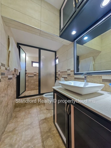 Cosy Mountain-View Apartment with Modern Kitchen & Furnished Terrace – Mont Choisy