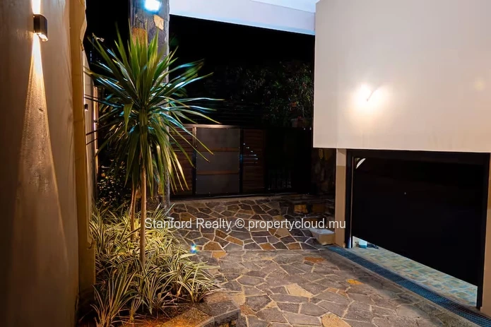 Twin Modern Duplexes for Rent - Flic en Flac, West 