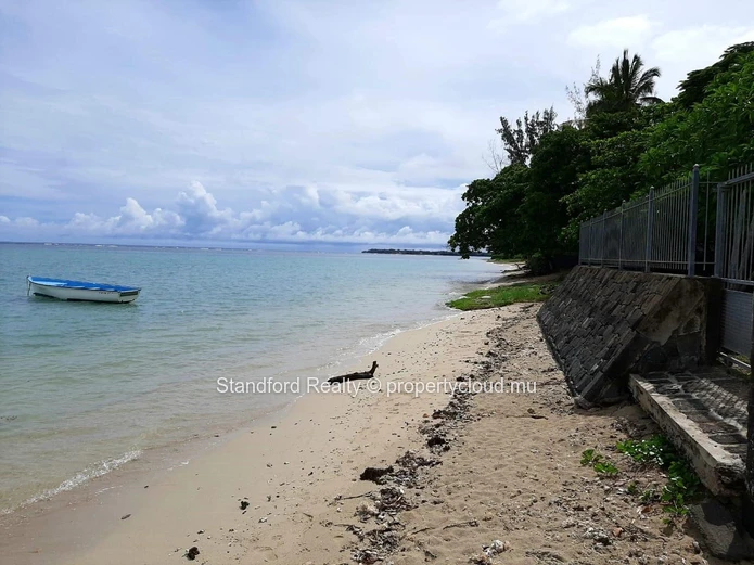 Villa for Sale – 6 Bedrooms, Tombeau Bay, North