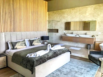 5 Bedroom Villa