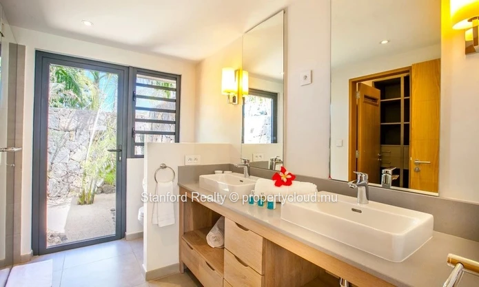 Exclusive Villa for Sale - 3 Bedrooms, Black River, West