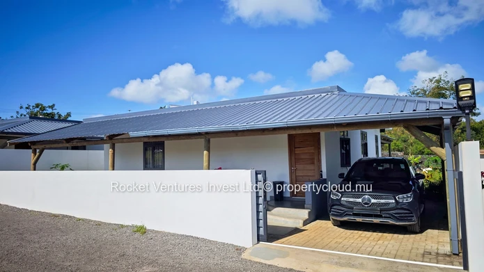 Charming Family Villa with Private Pool in Daruty Forest