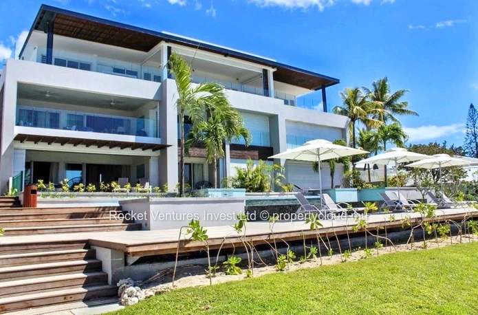 Luxury Beachfront Apartment in Pointe aux Canonniers  !