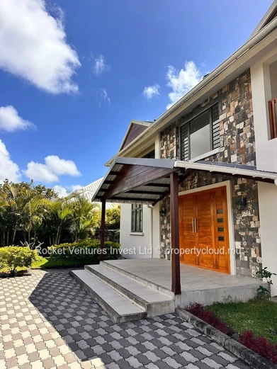 For Sale – Elegant 4-Bedroom Villa, East Coast – Bayfront, Private Estate