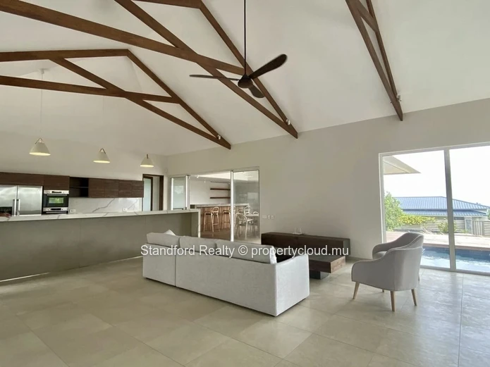 Modern 4-Bedroom Villa for Rent – Mont Piton, North