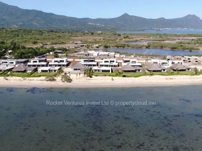 Luxury 3-Bed Beachfront Villa in Tamarin with Pool - For Rent