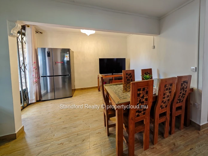 Cosy Mountain-View Apartment with Modern Kitchen & Furnished Terrace – Mont Choisy