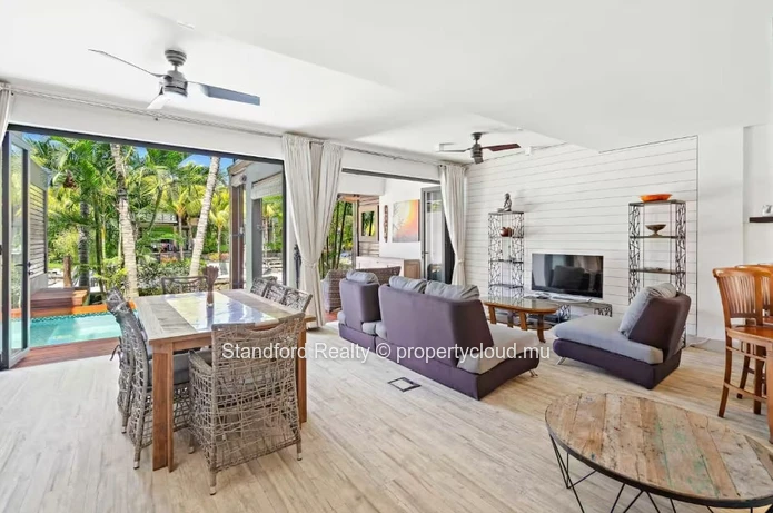 Elegant 3-bedroom villa with pool in Black River