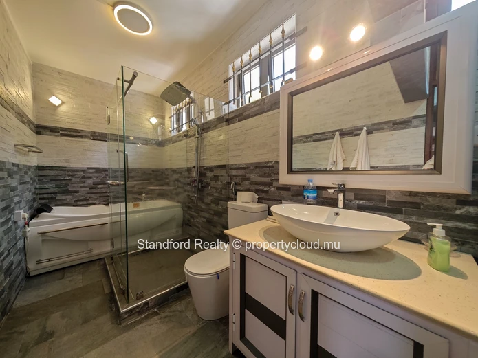 Modern Ground-Floor Apartment with Designer Kitchen – Mont Choisy