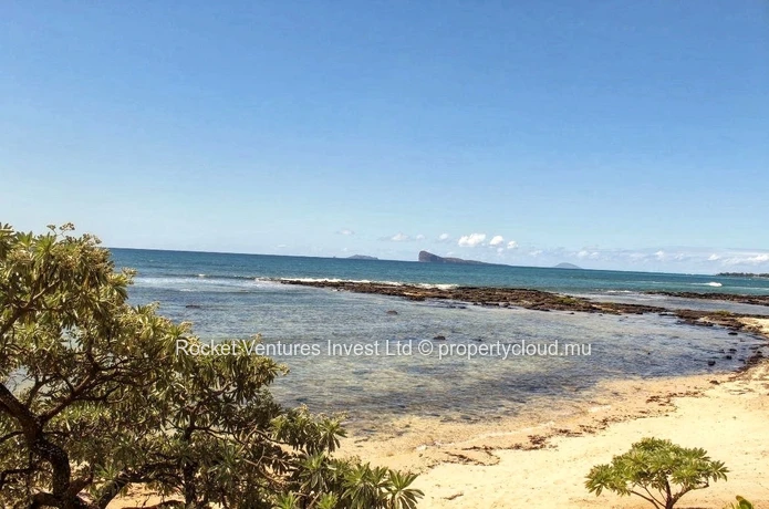 Luxury Beachfront Apartment in Pointe aux Canonniers  !