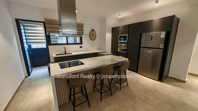 Modern 3-Bedroom Apartment with Jacuzzi & Terrace – Tamarin, West