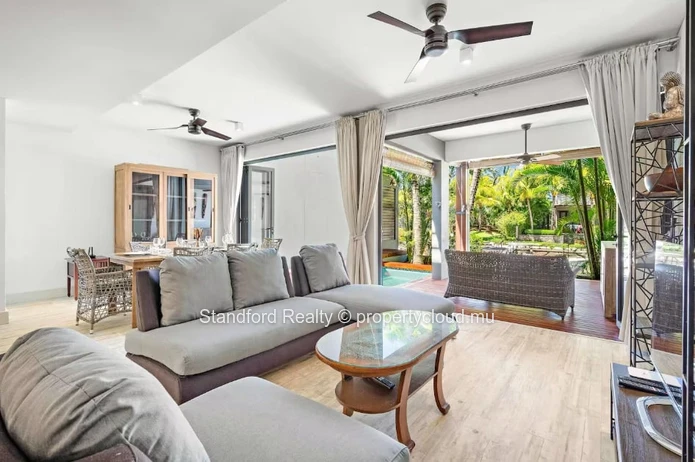 Elegant 3-bedroom villa with pool in Black River