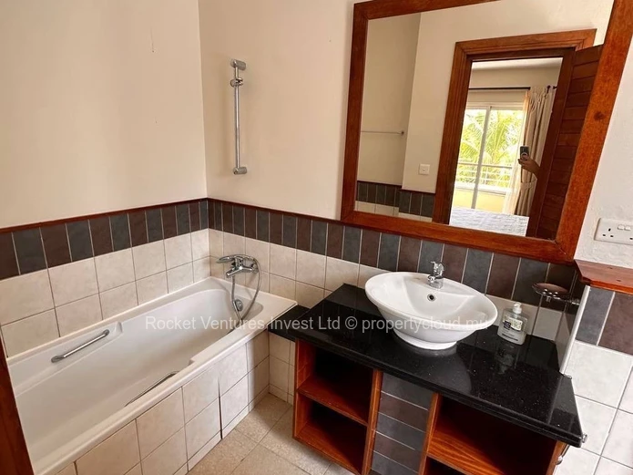 Townhouse. North. Bain Beof.   Beach within walking distance!!