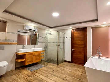 5 Bedroom Villa