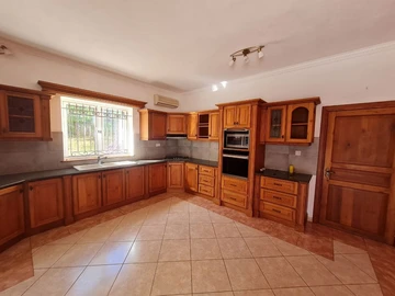 6 Bedroom Villa