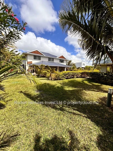 For Sale – Elegant 4-Bedroom Villa, East Coast – Bayfront, Private Estate